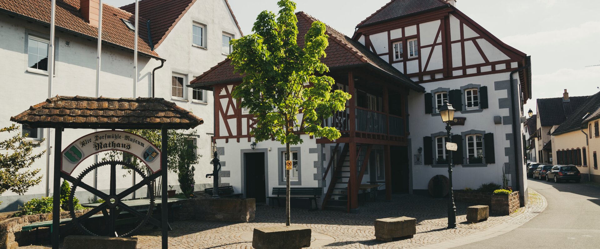 Dorfkern Großkarlbach mit Alter Dorfmühle und Rathaus